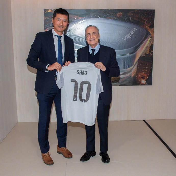 百家乐-国足主帅邵佳一到访皇马,与弗洛伦蒂诺会面并互赠球衣